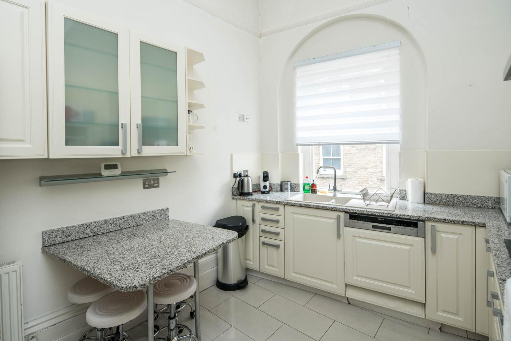Four Beds By The Station Apartment London Ngoại thất bức ảnh