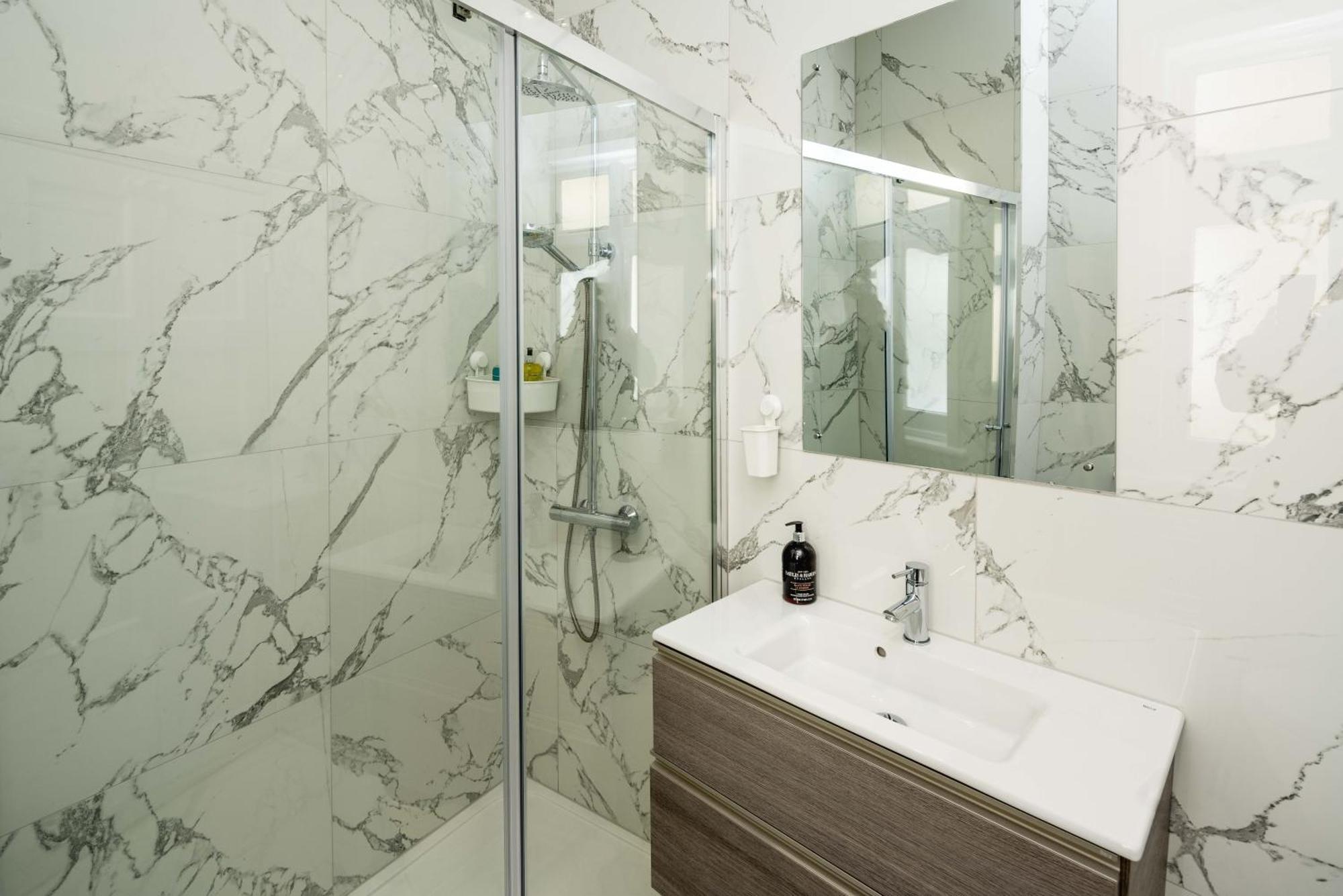 Four Beds By The Station Apartment London Ngoại thất bức ảnh
